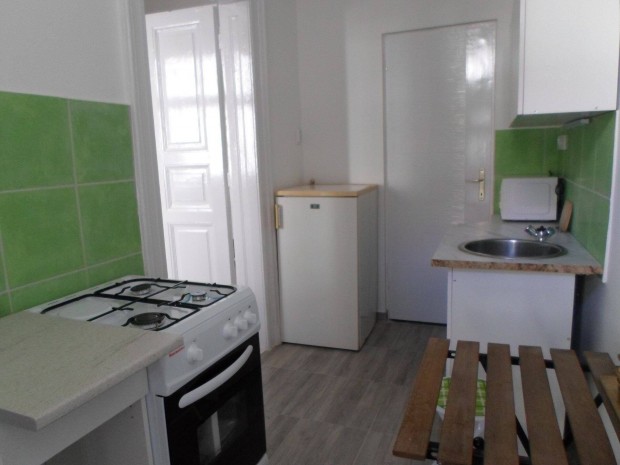 Corvin-negyedben, K�r�t sarokn�l, csendes,els� emeleti garzonom kiad�!