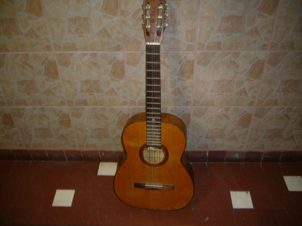 Cremona gitár