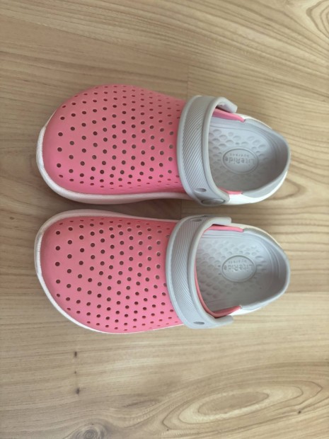 Crocs C11 kislny papucs