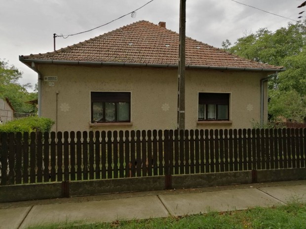 Csabaszabadiban tégla kertes ház eladó