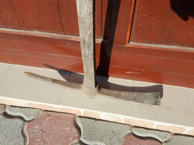 Cs�k�ny f�ldmunk�kn�l gy�kerek kiszed�s�hez vagy m�sra