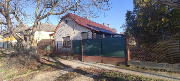 Csákváron eladó részben felújított parasztház!