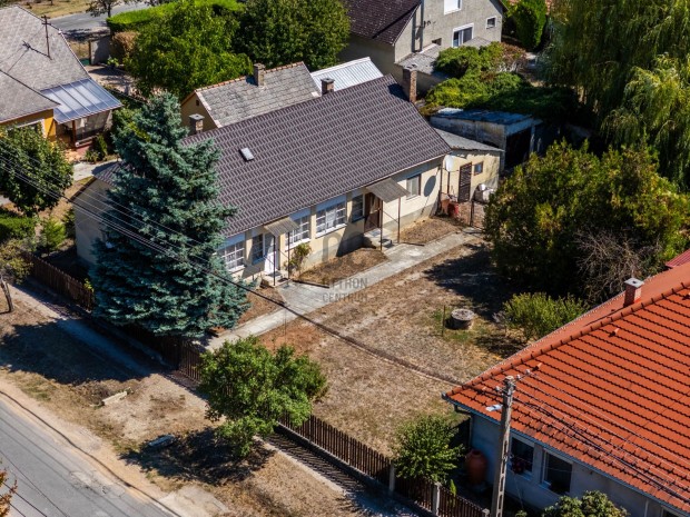 Cs�kv�ron fel�j�tand� paraszth�z v�rja �j tulajdonos�t  csend, term�s