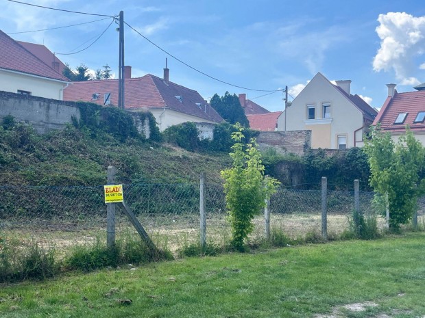 Csáky utcában 1.112 m2-es (vegyes rendeltetésű)telek eladó vagy kiadó!