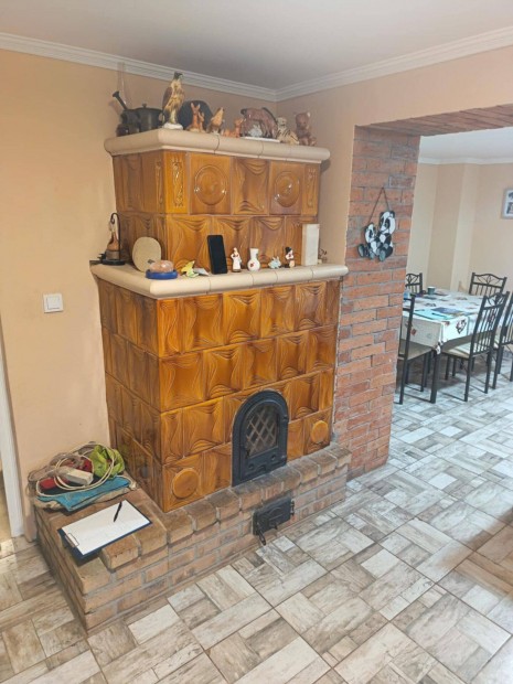 Csal�di H�z Elad� Ny�regyh�zaOROS K�zponti R�sz�n, Nagy Telekkel