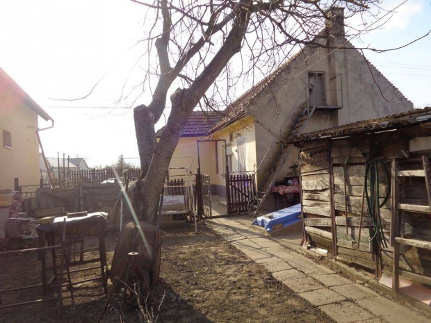 Csal�di H�z J� Telekkel A Feketehegyen Elad� !