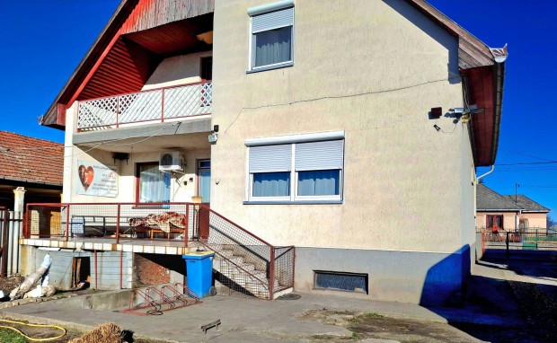 Csal�di H�z + Vend�gh�z + Kert�szet