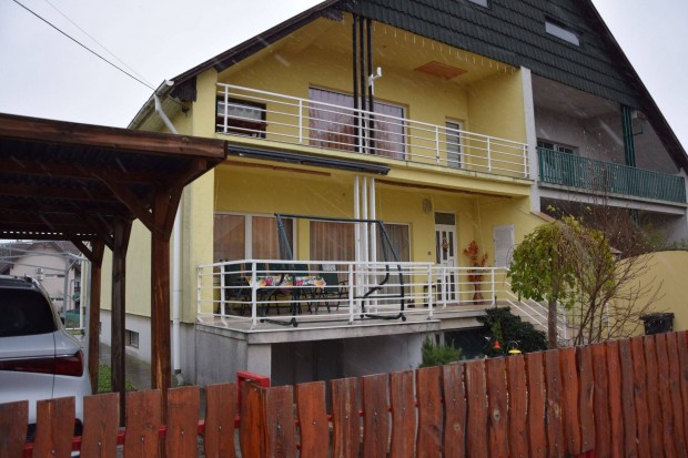 Csal�di H�z a Balatonn�l