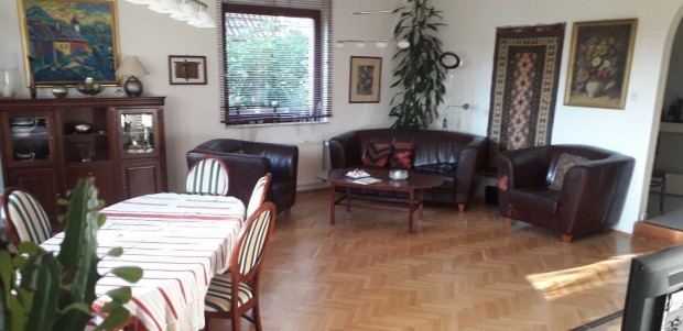 Csal�di f�szek Tata csendes mell�kutc�j�ban - k�zponthoz k�zel!