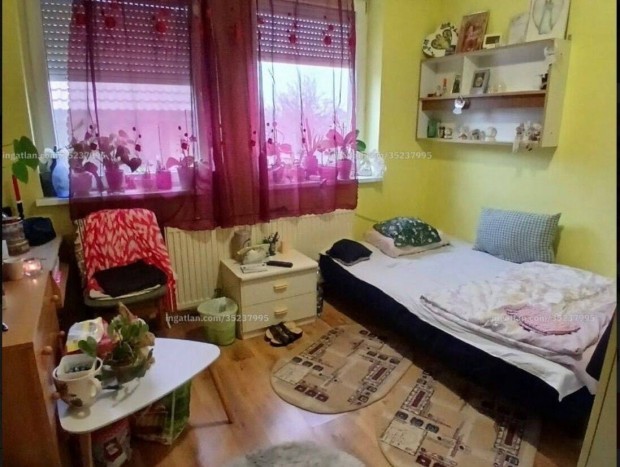 Csal�di f�szek elad�