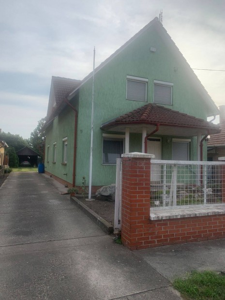 Csal�di h�z 3 szintes elad�