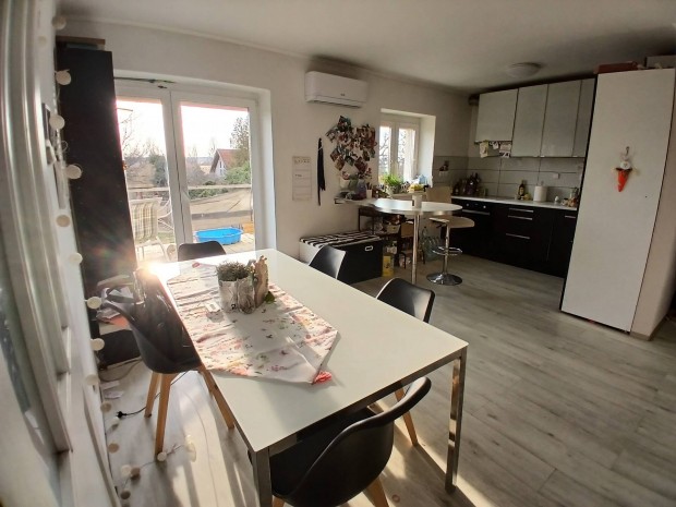 Csal�di h�z Balatonf�kaj�ron