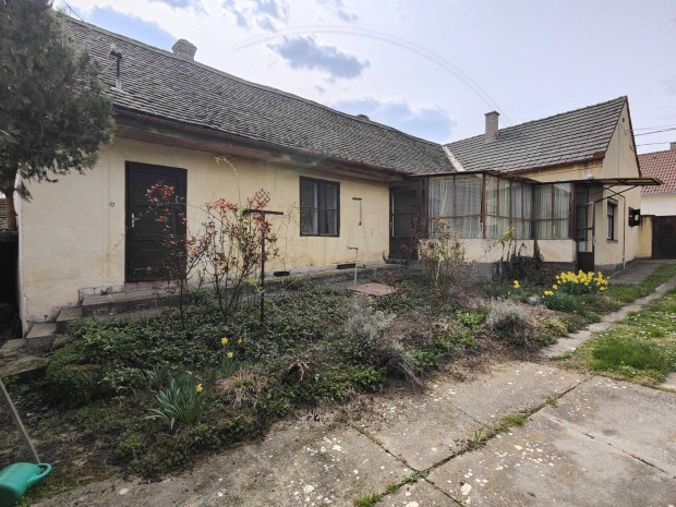 Csal�di h�z B�ly k�zpontj�ban elad� remek lehet�s�gekkel