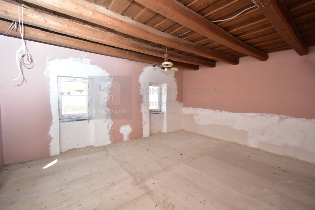 Csal�di h�z Borg�t�n a f�rd� k�zel�ben