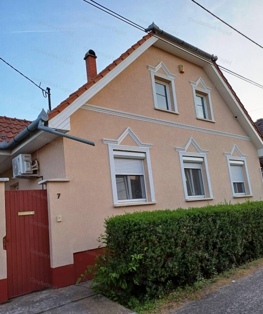 Csaldi hz Ceglden a belvros kzelben elad!