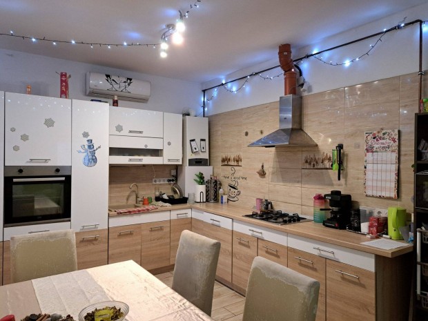 Csal�di h�z H�dmez�v�s�rhely