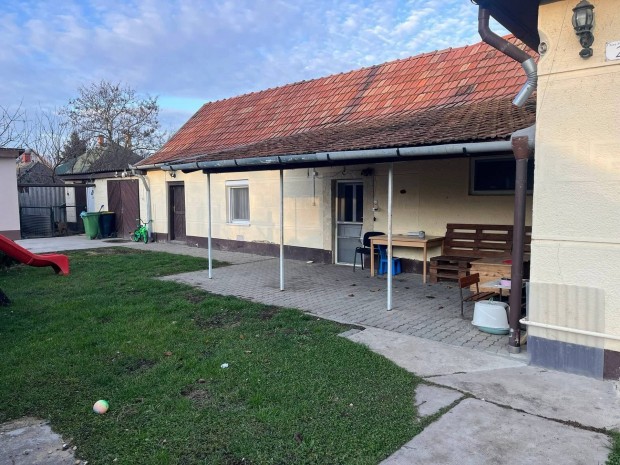 Csal�di h�z Kertes h�z Hajd�szoboszl�