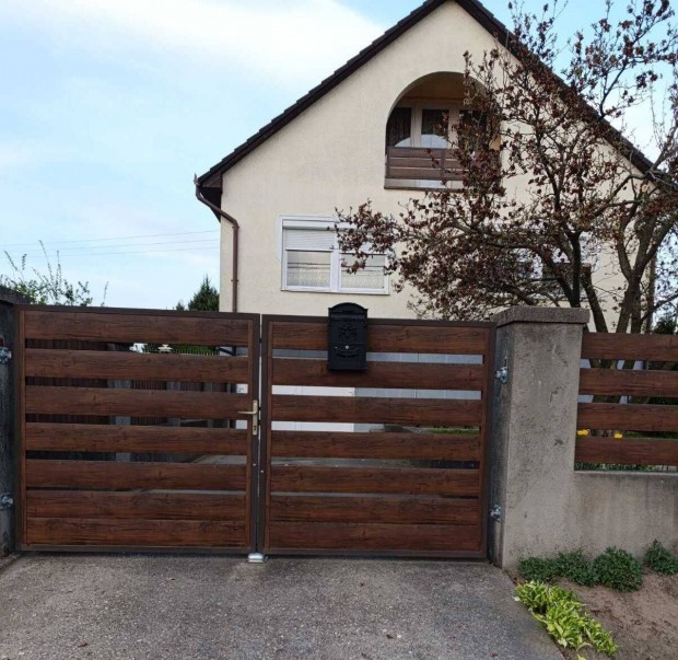 Csal�di h�z Kisv�rd�n