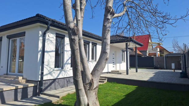 Csal�di h�z Magl�don