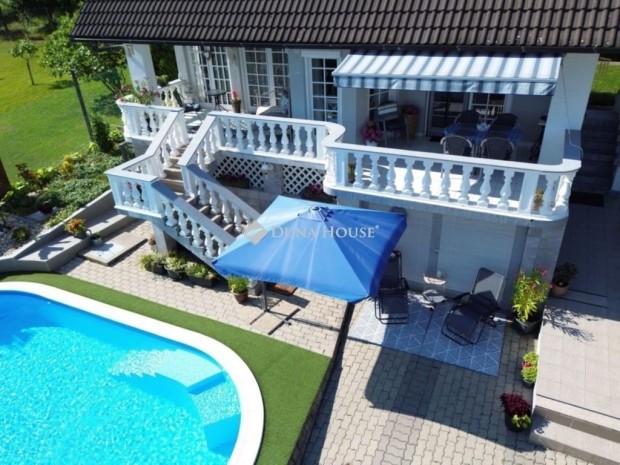 Csal�di h�z M�riagy�d�n elad�.