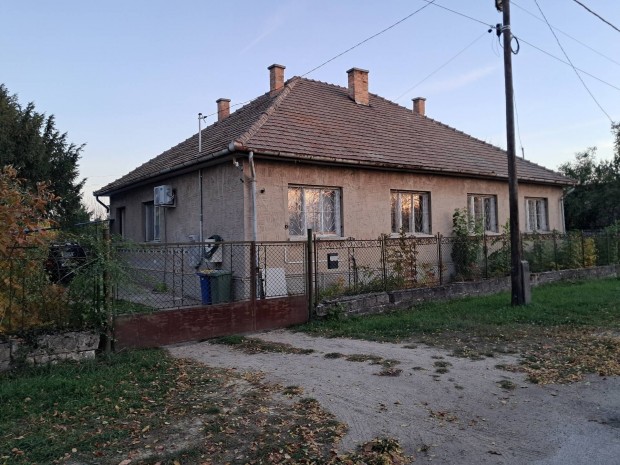 Csal�di h�z Nagyk�t�n