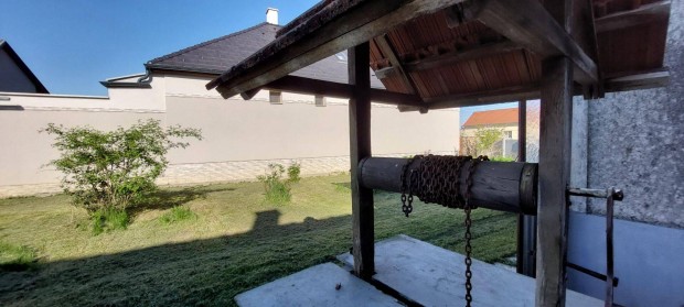 Családi ház Püspökmolnáriban kis vagy nagy telekkel eladó