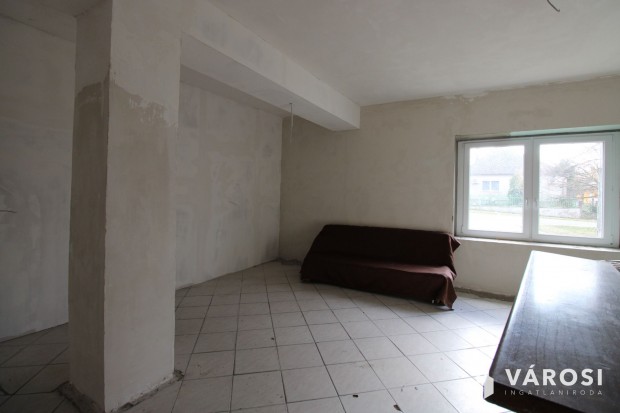 Csal�di h�z Sz�c�n, ahol van hely �lni