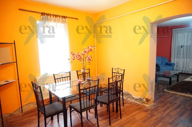 Csal�di h�z Sz�regen!