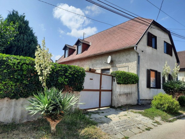 Csal�di h�z Tapolca sz�v�ben