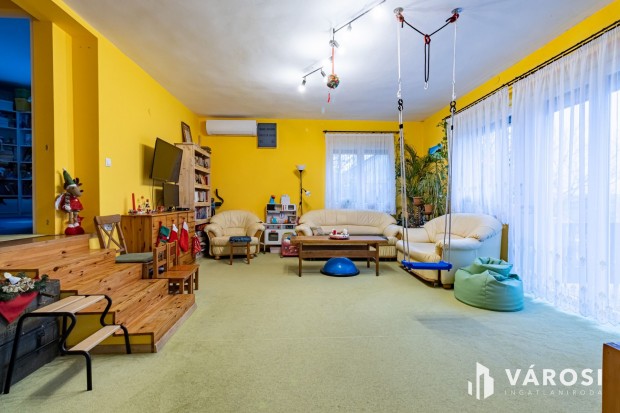 Csal�di h�z �r�m�n, ak�r h�rom gener�ci�nak