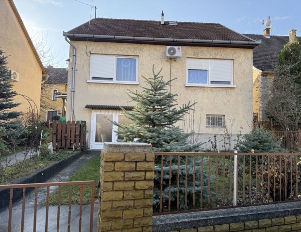 Csal�di h�z V�c csendes, kedvelt r�sz�n �r�k panor�m�val a Pilisre