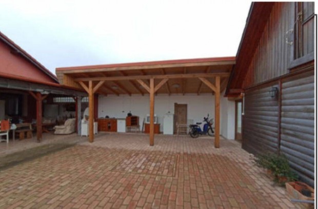 Csal�di h�z, Telephely, tripla gar�zs, nagy terasz, fedett udvar,