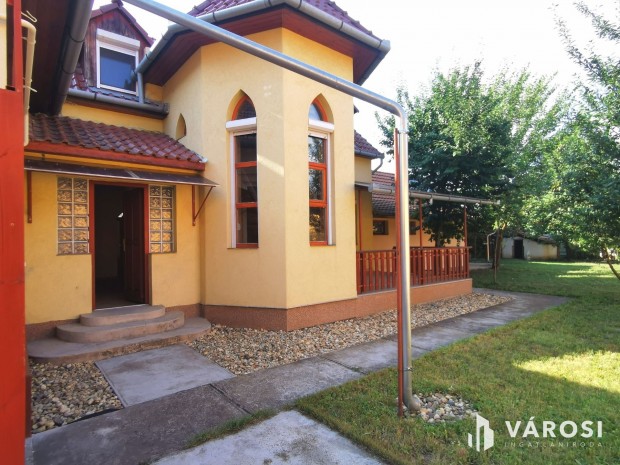 Csal�di h�z + 3 lak�s kiv�l� k�rny�ken elad�!