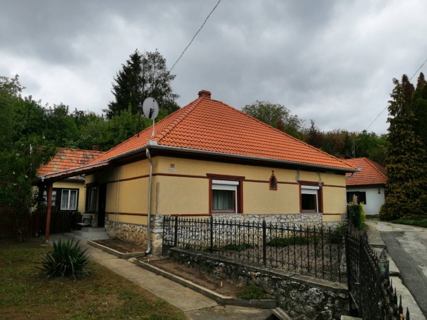 Csal�di h�z /nyaral� K�cson,