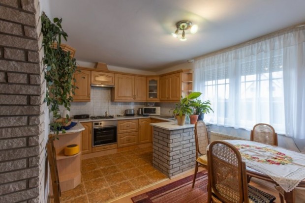 Csal�di h�z, parkos�tott kerttel elad� �jhegyen