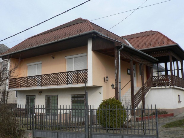 Családi ház a Balatontól partól pár száz méterre,Gyenesdiáson!