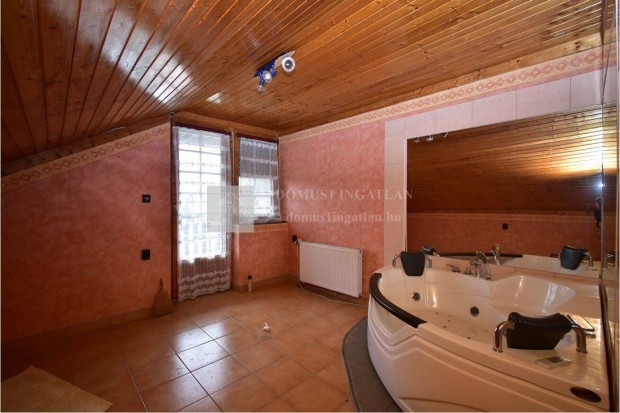 Csal�di h�z a Domus bev�s�rl� k�zpont k�zel�ben