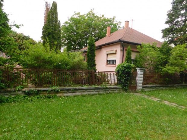 Csal�di h�z a nyugati v�rosr�szben elad�!