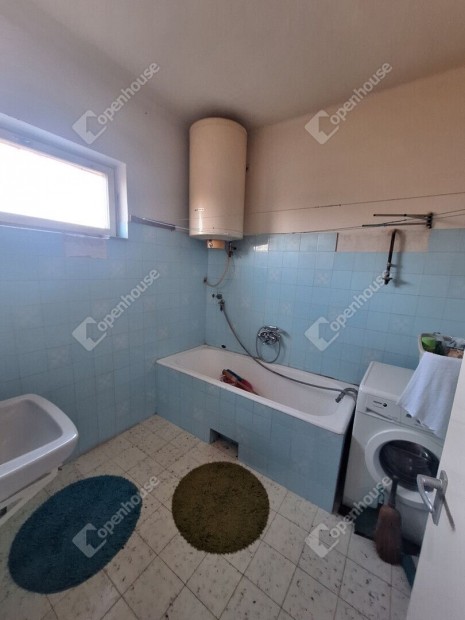 Csal�di h�z a v�rra n�z� kil�t�ssal Soml�sz�l�s�n