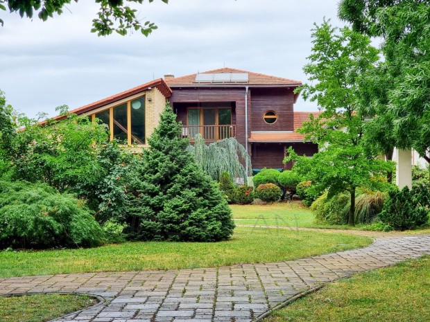 Csal�di h�z az Oladi v�rosr�szen,uszod�val, arbor�tumi patakparti