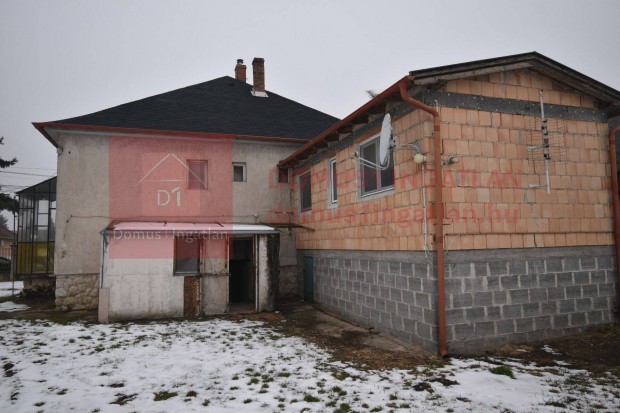 Csal�di h�z csendes utc�ban T�pl�nszentkereszten