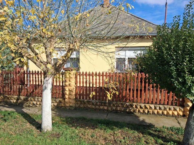 Csal�di h�z elad� Ebesen