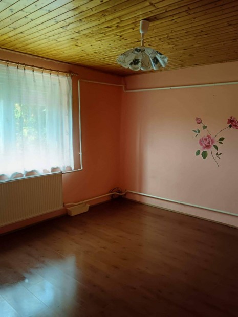 Csal�di h�z elad� Fegyvernek