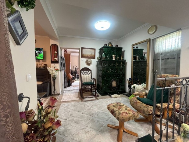 Csal�di h�z elad� Gyul�n a V�rf�rd� k�zel�ben