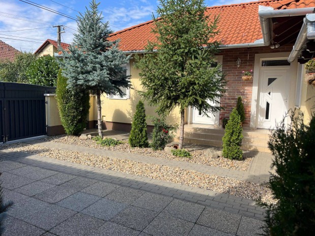 Csal�di h�z elad� Gyul�n a V�rf�rd� k�zel�ben