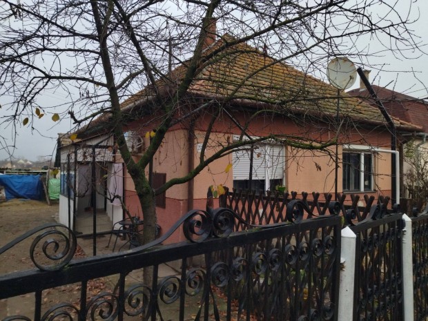 Csal�di h�z elad� Hajd�s�msonban!