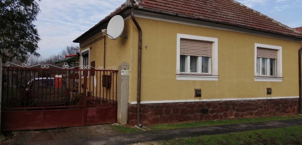 Csal�di h�z elad� Iv�nba