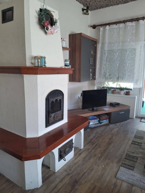 Csal�di h�z elad� Kiscs�volyban