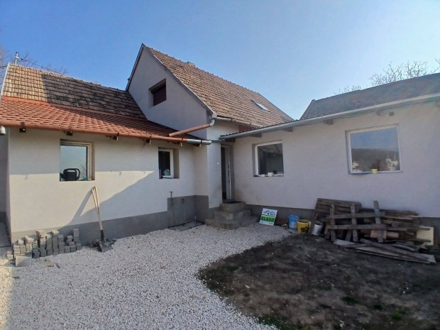 Csal�di h�z elad� M�riagy�d�n!