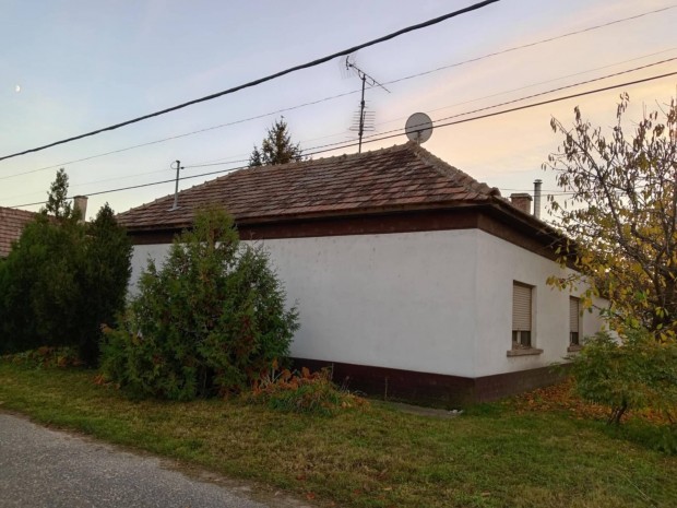 Csal�di h�z elad� Nagyk�r�s�n 